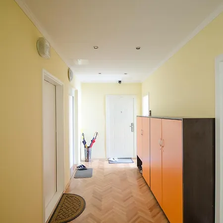 Trzaska With Free Parking 아파트 *